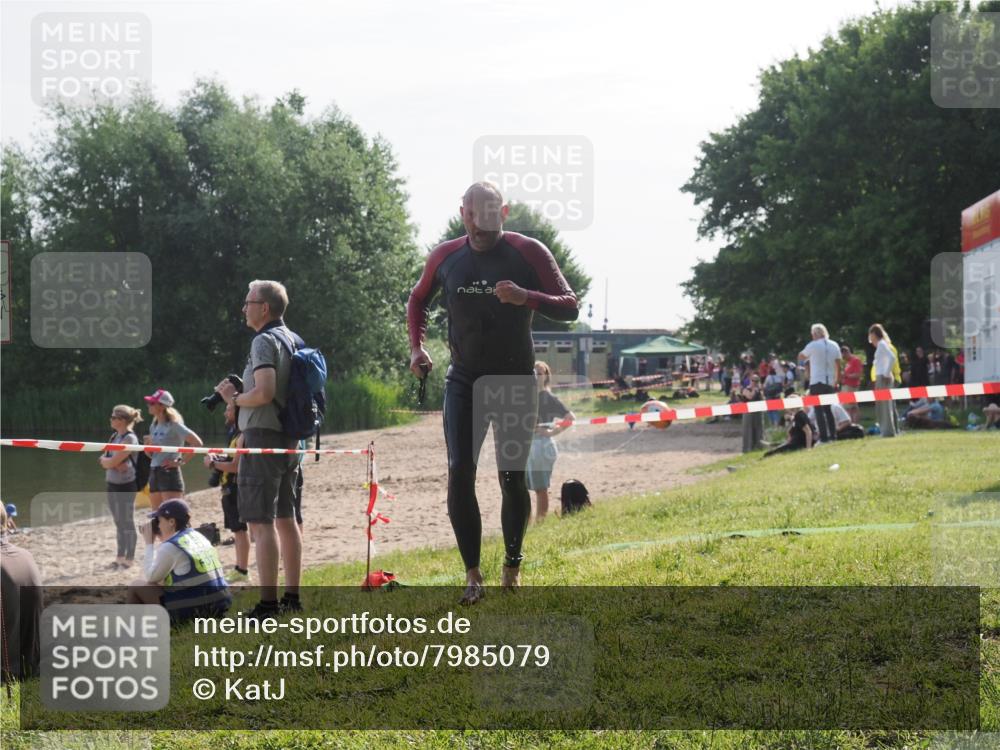 15.06.2025 - 27. Vierlanden-Triathlon KatJ http://msf.ph/oto/7985079 15.06.2025 08:58:20 Schwimmen 151, 232 meine-sportfotos.de