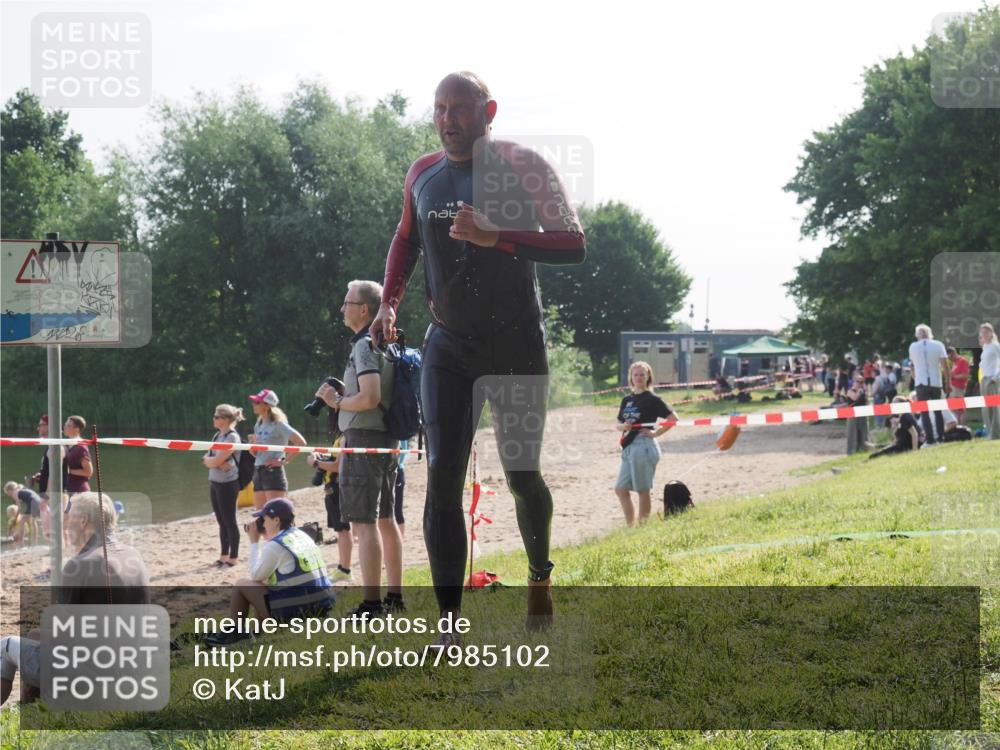 15.06.2025 - 27. Vierlanden-Triathlon KatJ http://msf.ph/oto/7985102 15.06.2025 08:58:21 Schwimmen 151, 232 meine-sportfotos.de