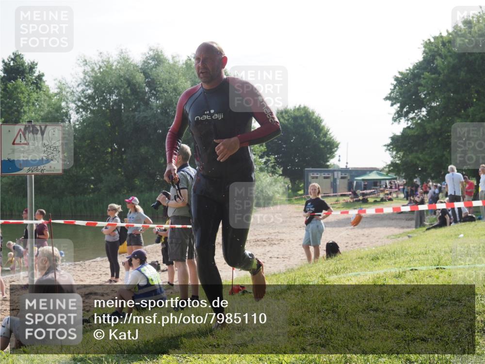 15.06.2025 - 27. Vierlanden-Triathlon KatJ http://msf.ph/oto/7985110 15.06.2025 08:58:21 Schwimmen 151, 232 meine-sportfotos.de