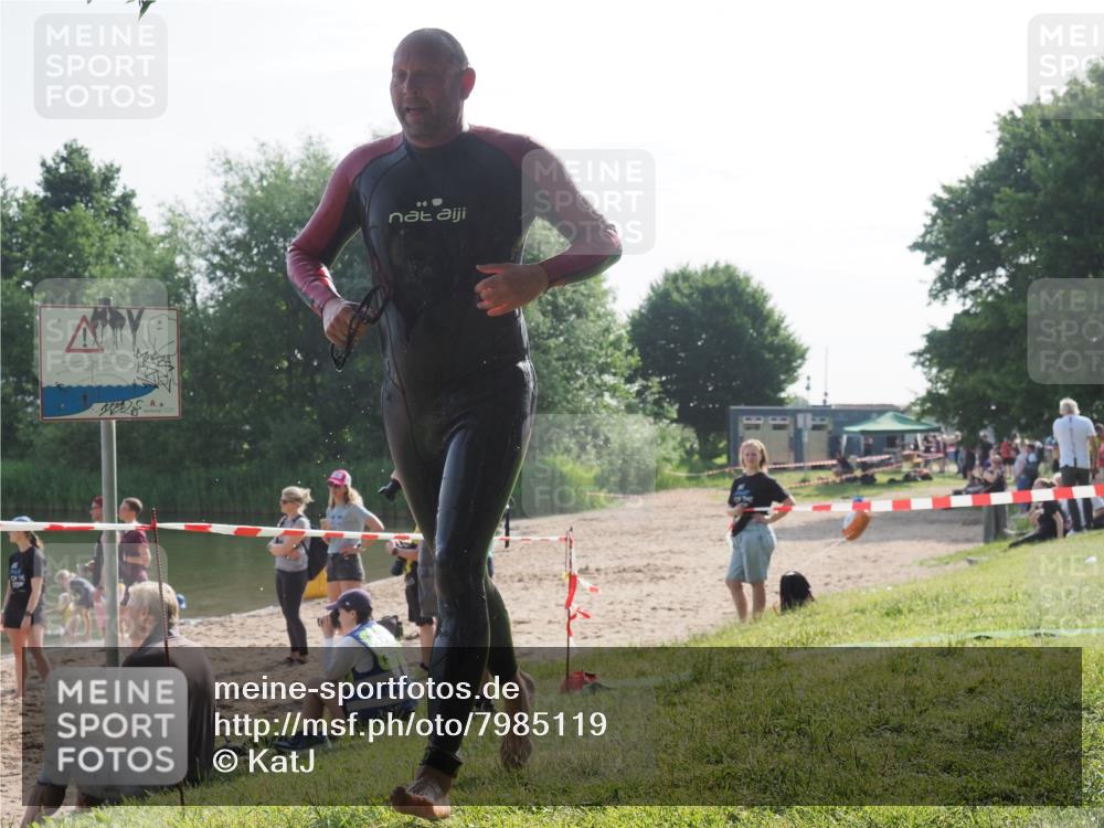 15.06.2025 - 27. Vierlanden-Triathlon KatJ http://msf.ph/oto/7985119 15.06.2025 08:58:21 Schwimmen 151, 232 meine-sportfotos.de