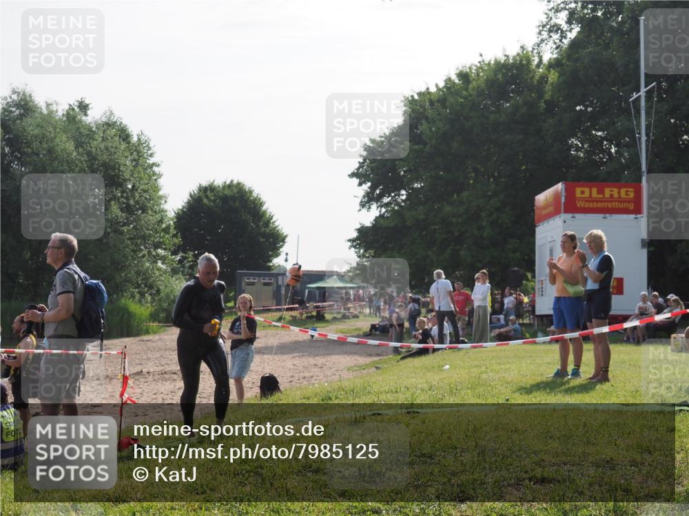 15.06.2025 - 27. Vierlanden-Triathlon KatJ http://msf.ph/oto/7985125 15.06.2025 08:58:54 Schwimmen 208, 236 meine-sportfotos.de