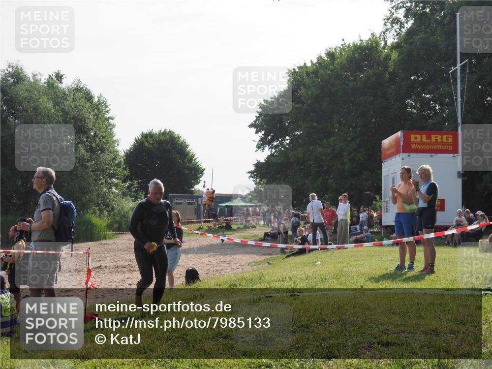 15.06.2025 - 27. Vierlanden-Triathlon KatJ http://msf.ph/oto/7985133 15.06.2025 08:58:54 Schwimmen 208, 236 meine-sportfotos.de