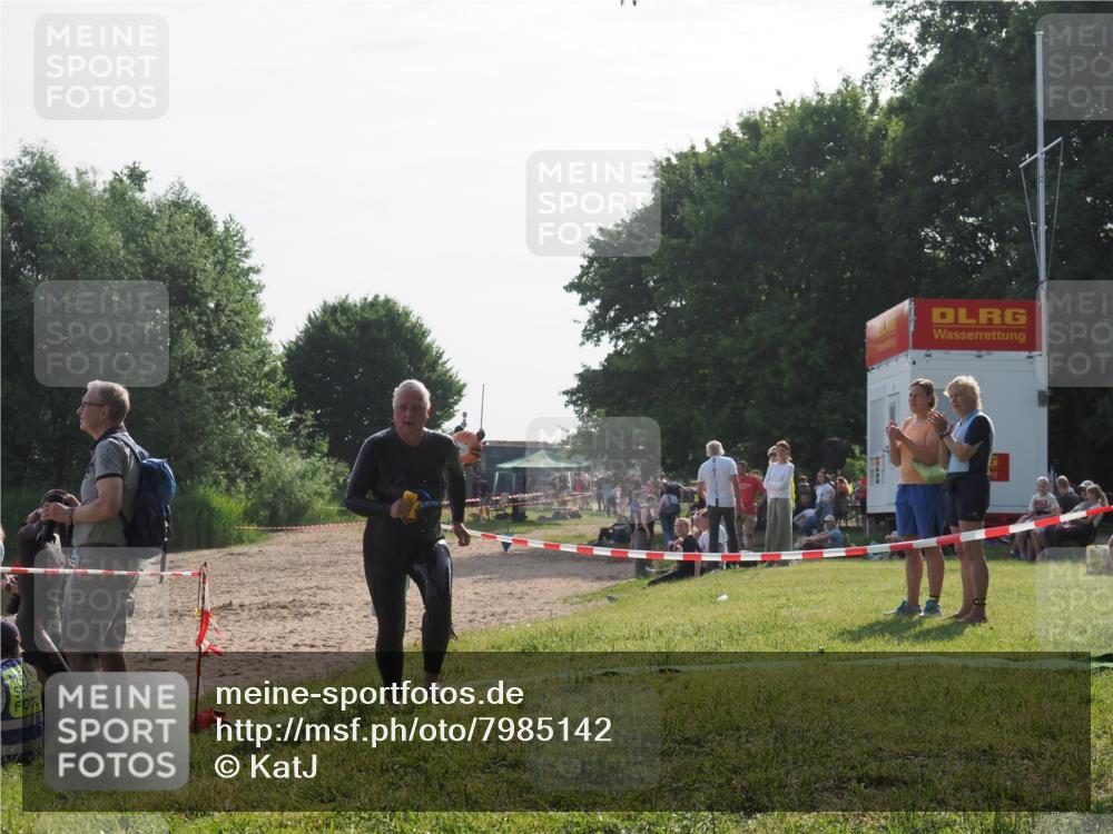 15.06.2025 - 27. Vierlanden-Triathlon KatJ http://msf.ph/oto/7985142 15.06.2025 08:58:54 Schwimmen 208, 236 meine-sportfotos.de