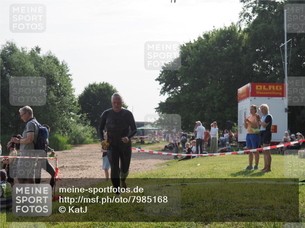 15.06.2025 - 27. Vierlanden-Triathlon KatJ http://msf.ph/oto/7985168 15.06.2025 08:58:55 Schwimmen 208, 236 meine-sportfotos.de