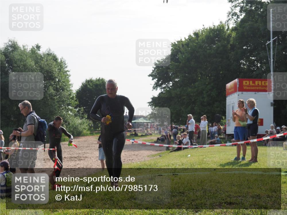 15.06.2025 - 27. Vierlanden-Triathlon KatJ http://msf.ph/oto/7985173 15.06.2025 08:58:55 Schwimmen 208, 236 meine-sportfotos.de