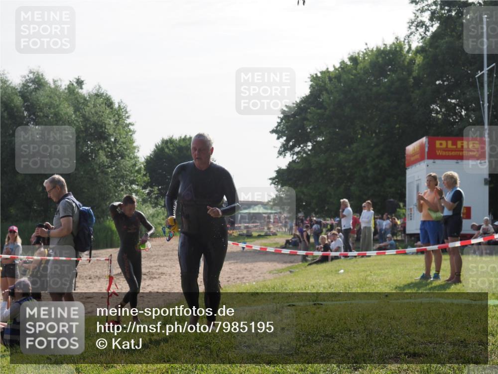 15.06.2025 - 27. Vierlanden-Triathlon KatJ http://msf.ph/oto/7985195 15.06.2025 08:58:55 Schwimmen 208, 236 meine-sportfotos.de