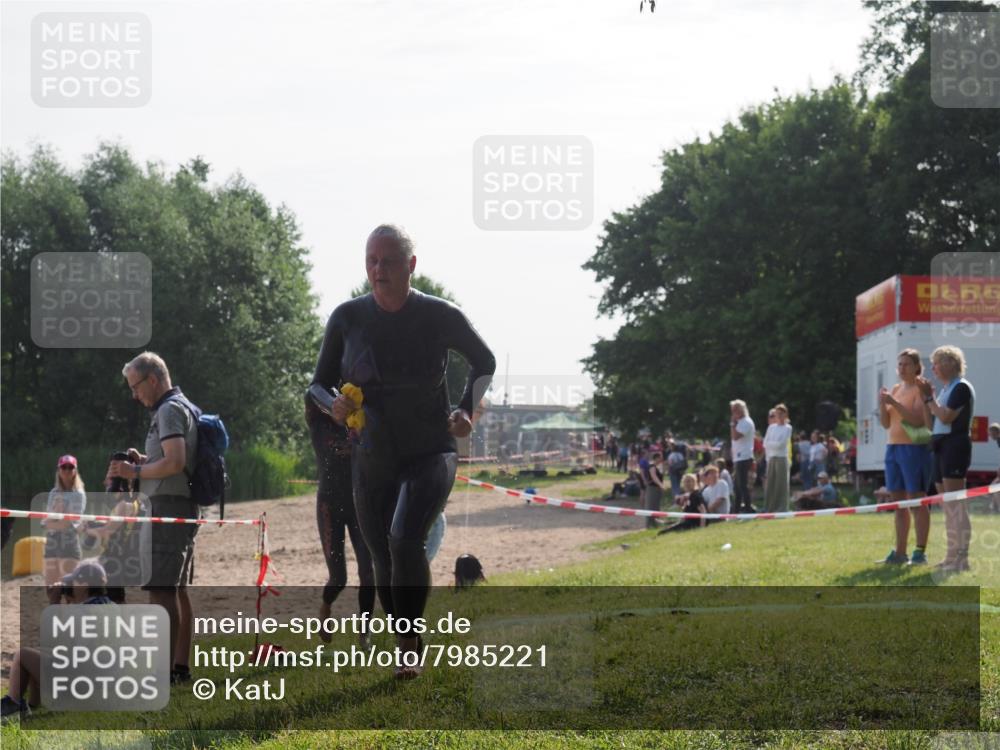 15.06.2025 - 27. Vierlanden-Triathlon KatJ http://msf.ph/oto/7985221 15.06.2025 08:58:56 Schwimmen 208, 236 meine-sportfotos.de