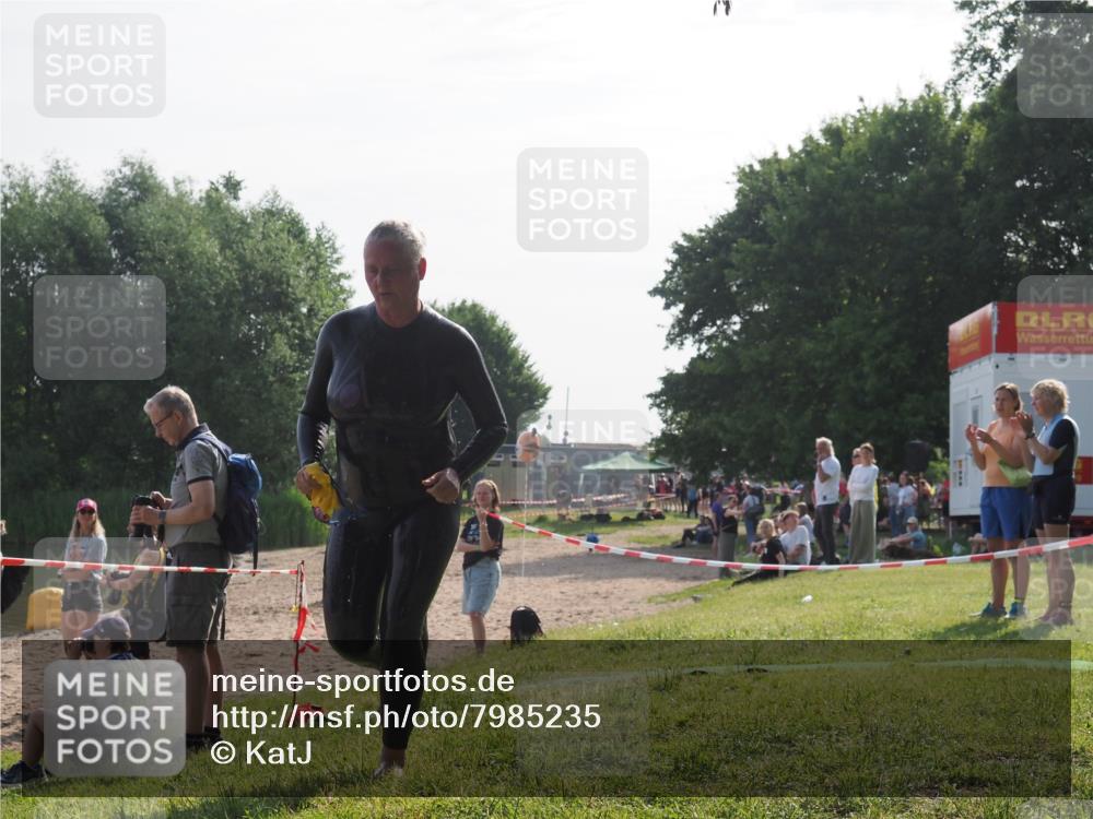 15.06.2025 - 27. Vierlanden-Triathlon KatJ http://msf.ph/oto/7985235 15.06.2025 08:58:56 Schwimmen 208, 236 meine-sportfotos.de