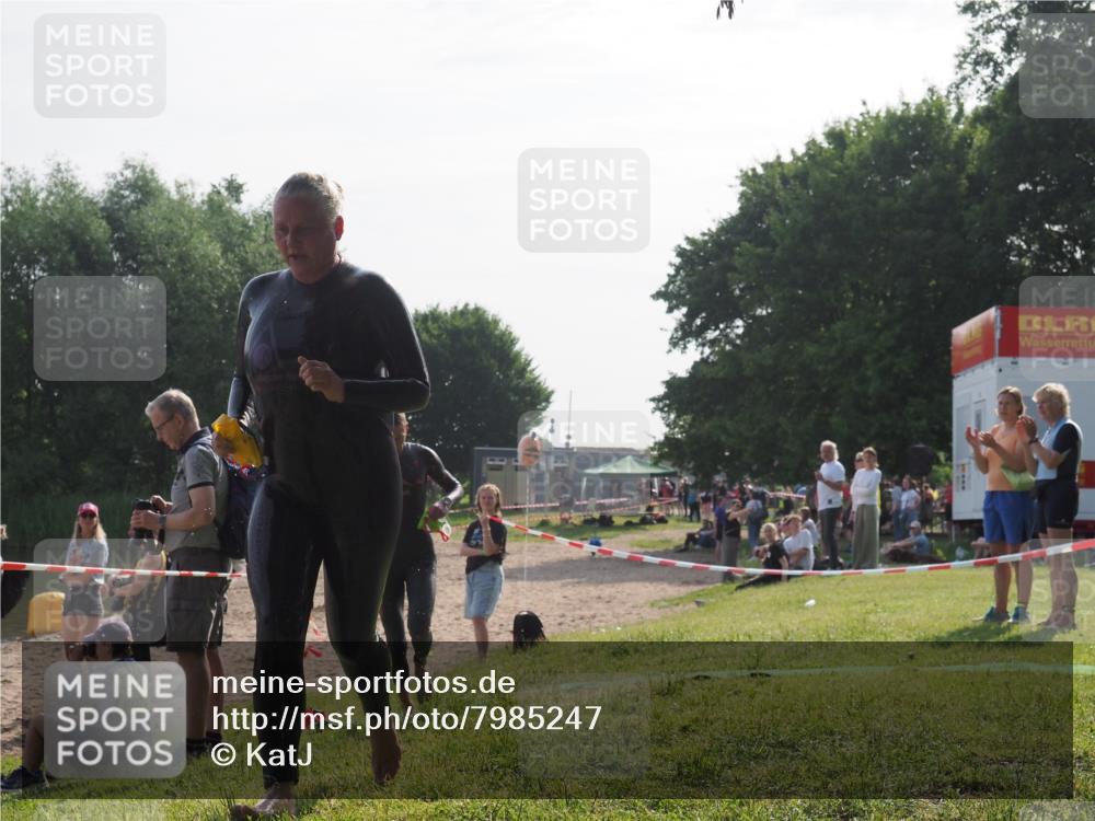15.06.2025 - 27. Vierlanden-Triathlon KatJ http://msf.ph/oto/7985247 15.06.2025 08:58:56 Schwimmen 208, 236 meine-sportfotos.de