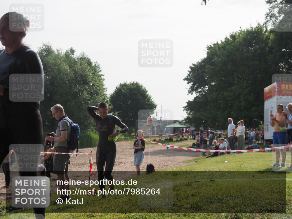 15.06.2025 - 27. Vierlanden-Triathlon KatJ http://msf.ph/oto/7985264 15.06.2025 08:58:57 Schwimmen 208, 235, 236 meine-sportfotos.de