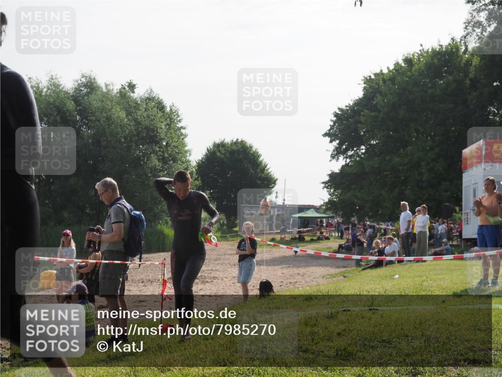 15.06.2025 - 27. Vierlanden-Triathlon KatJ http://msf.ph/oto/7985270 15.06.2025 08:58:57 Schwimmen 208, 235, 236 meine-sportfotos.de