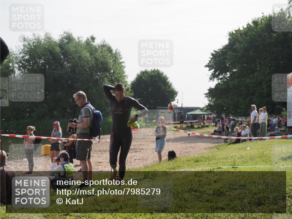 15.06.2025 - 27. Vierlanden-Triathlon KatJ http://msf.ph/oto/7985279 15.06.2025 08:58:57 Schwimmen 208, 235, 236 meine-sportfotos.de
