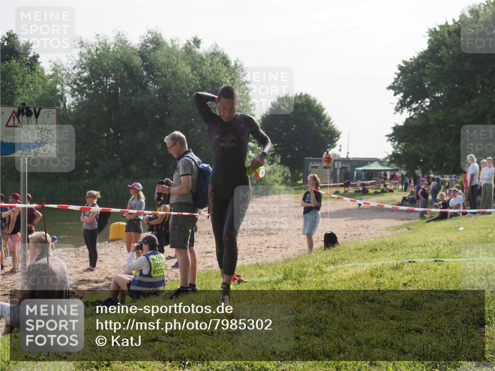 15.06.2025 - 27. Vierlanden-Triathlon KatJ http://msf.ph/oto/7985302 15.06.2025 08:58:58 Schwimmen 208, 235, 236 meine-sportfotos.de
