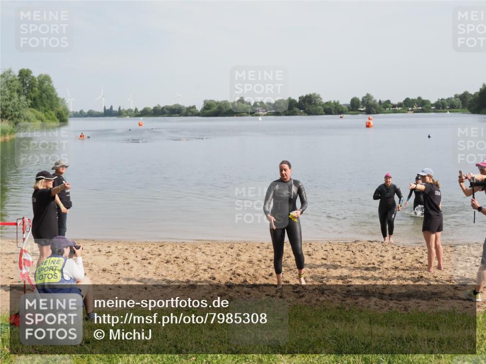 21.06.2025 - 27. Vierlanden-Triathlon MichiJ http://msf.ph/oto/7985308 15.06.2026 09:10:19 Schwimmen 213, 218, 250 meine-sportfotos.de