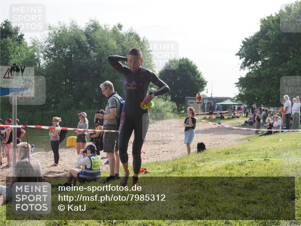15.06.2025 - 27. Vierlanden-Triathlon KatJ http://msf.ph/oto/7985312 15.06.2025 08:58:58 Schwimmen 208, 235, 236 meine-sportfotos.de