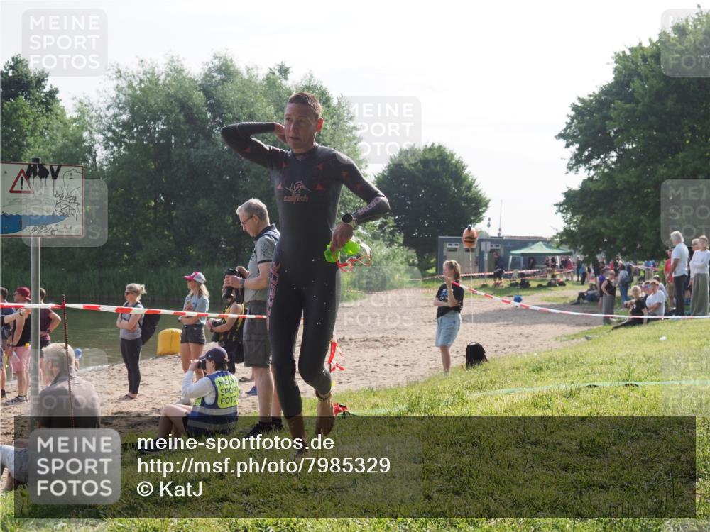 15.06.2025 - 27. Vierlanden-Triathlon KatJ http://msf.ph/oto/7985329 15.06.2025 08:58:58 Schwimmen 208, 235, 236 meine-sportfotos.de