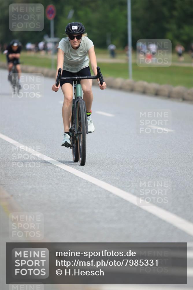 15.06.2025 - 27. Vierlanden-Triathlon H.Heesch http://msf.ph/oto/7985331 15.06.2025 11:04:39 Radfahren 30, 48, 137, 547, 577, 685, 711 meine-sportfotos.de