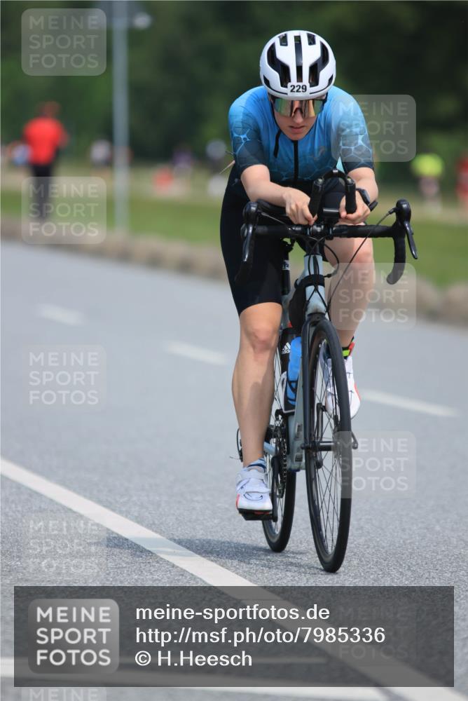 15.06.2025 - 27. Vierlanden-Triathlon H.Heesch http://msf.ph/oto/7985336 15.06.2025 11:26:33 Radfahren 151, 229 meine-sportfotos.de
