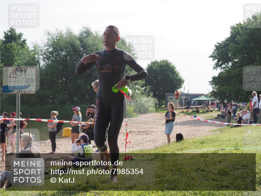 15.06.2025 - 27. Vierlanden-Triathlon KatJ http://msf.ph/oto/7985354 15.06.2025 08:58:58 Schwimmen 208, 235, 236 meine-sportfotos.de