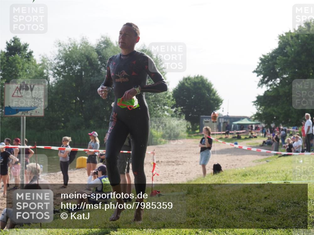 15.06.2025 - 27. Vierlanden-Triathlon KatJ http://msf.ph/oto/7985359 15.06.2025 08:58:59 Schwimmen 208, 235, 236 meine-sportfotos.de