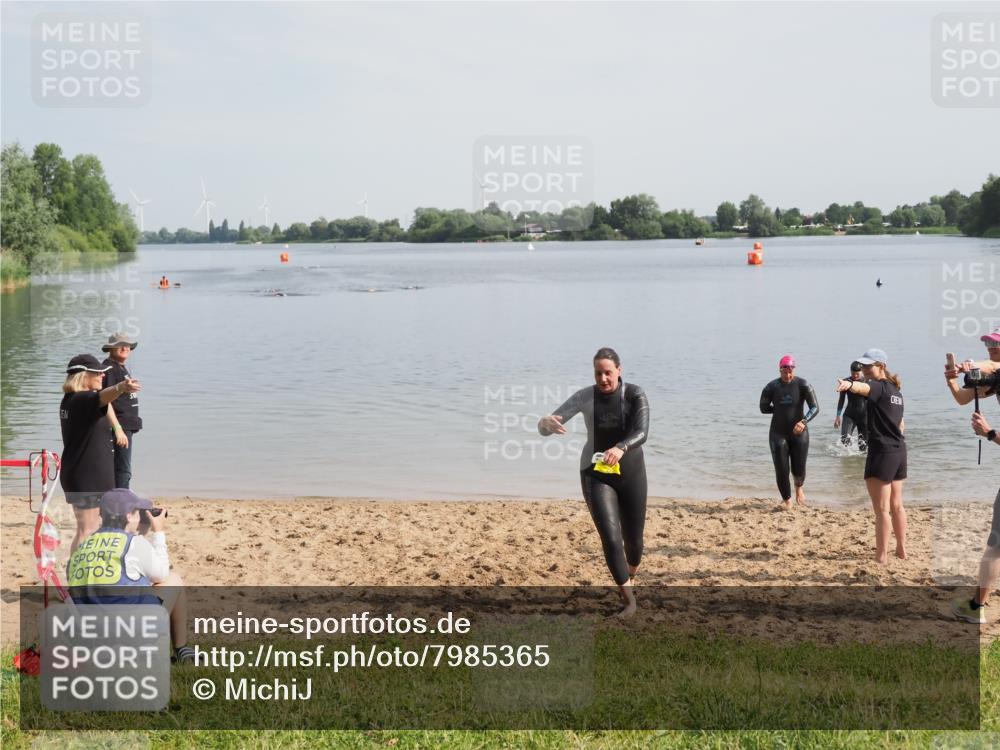 21.06.2025 - 27. Vierlanden-Triathlon MichiJ http://msf.ph/oto/7985365 15.06.2026 09:10:19 Schwimmen 213, 218, 250 meine-sportfotos.de
