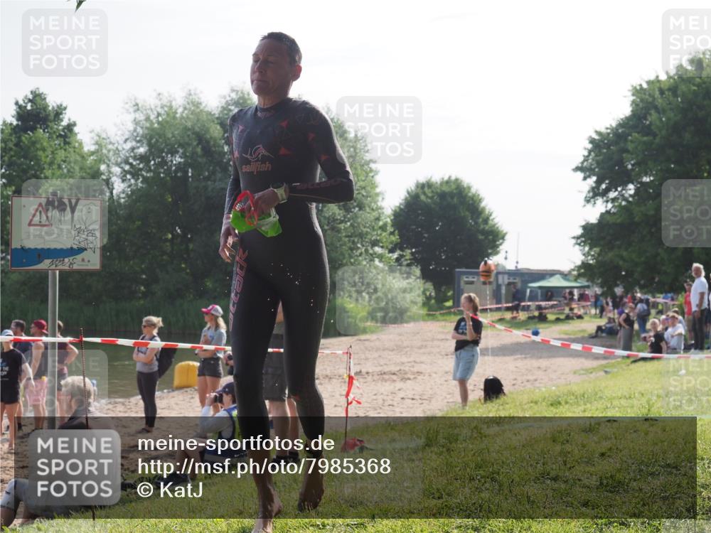 15.06.2025 - 27. Vierlanden-Triathlon KatJ http://msf.ph/oto/7985368 15.06.2025 08:58:59 Schwimmen 208, 235, 236 meine-sportfotos.de