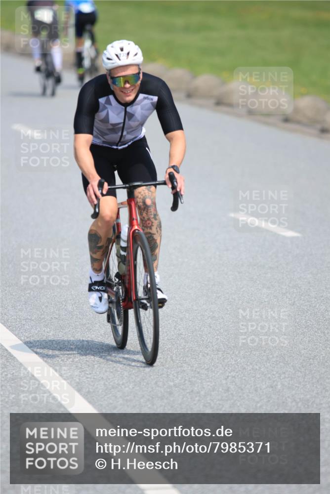 15.06.2025 - 27. Vierlanden-Triathlon H.Heesch http://msf.ph/oto/7985371 15.06.2025 11:30:14 Radfahren 735, 736, 930, 940, 973 meine-sportfotos.de