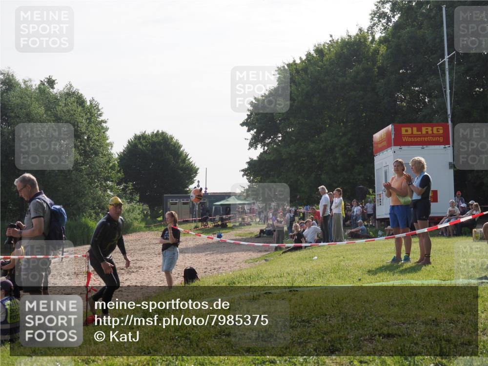 15.06.2025 - 27. Vierlanden-Triathlon KatJ http://msf.ph/oto/7985375 15.06.2025 08:59:02 Schwimmen 208, 235, 236 meine-sportfotos.de