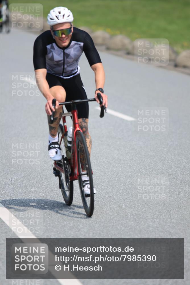15.06.2025 - 27. Vierlanden-Triathlon H.Heesch http://msf.ph/oto/7985390 15.06.2025 11:30:14 Radfahren 735, 736, 930, 940, 973 meine-sportfotos.de