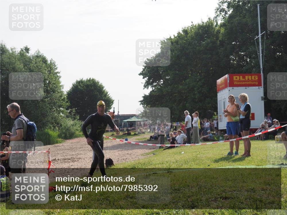 15.06.2025 - 27. Vierlanden-Triathlon KatJ http://msf.ph/oto/7985392 15.06.2025 08:59:02 Schwimmen 208, 235, 236 meine-sportfotos.de