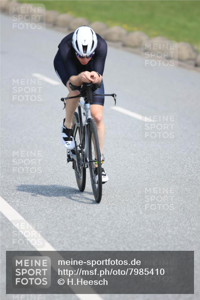 15.06.2025 - 27. Vierlanden-Triathlon H.Heesch http://msf.ph/oto/7985410 15.06.2025 11:30:17 Radfahren 693, 735, 736, 930, 940 meine-sportfotos.de