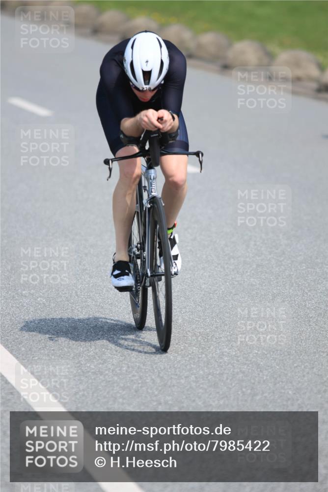 15.06.2025 - 27. Vierlanden-Triathlon H.Heesch http://msf.ph/oto/7985422 15.06.2025 11:30:17 Radfahren 693, 735, 736, 930, 940 meine-sportfotos.de