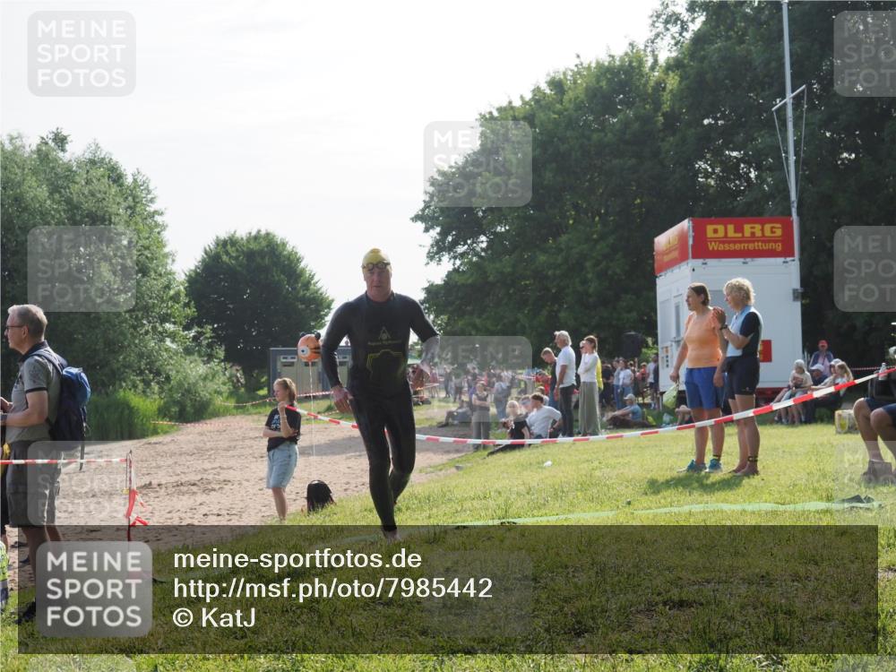 15.06.2025 - 27. Vierlanden-Triathlon KatJ http://msf.ph/oto/7985442 15.06.2025 08:59:03 Schwimmen 208, 235, 236 meine-sportfotos.de