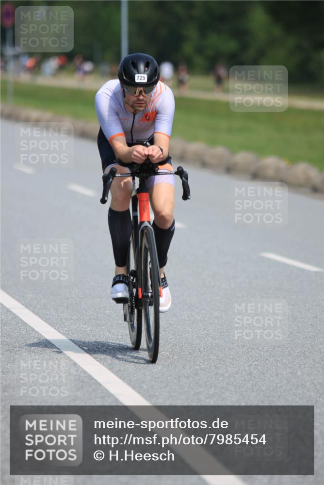 15.06.2025 - 27. Vierlanden-Triathlon H.Heesch http://msf.ph/oto/7985454 15.06.2025 11:30:36 Radfahren 725, 764, 923 meine-sportfotos.de