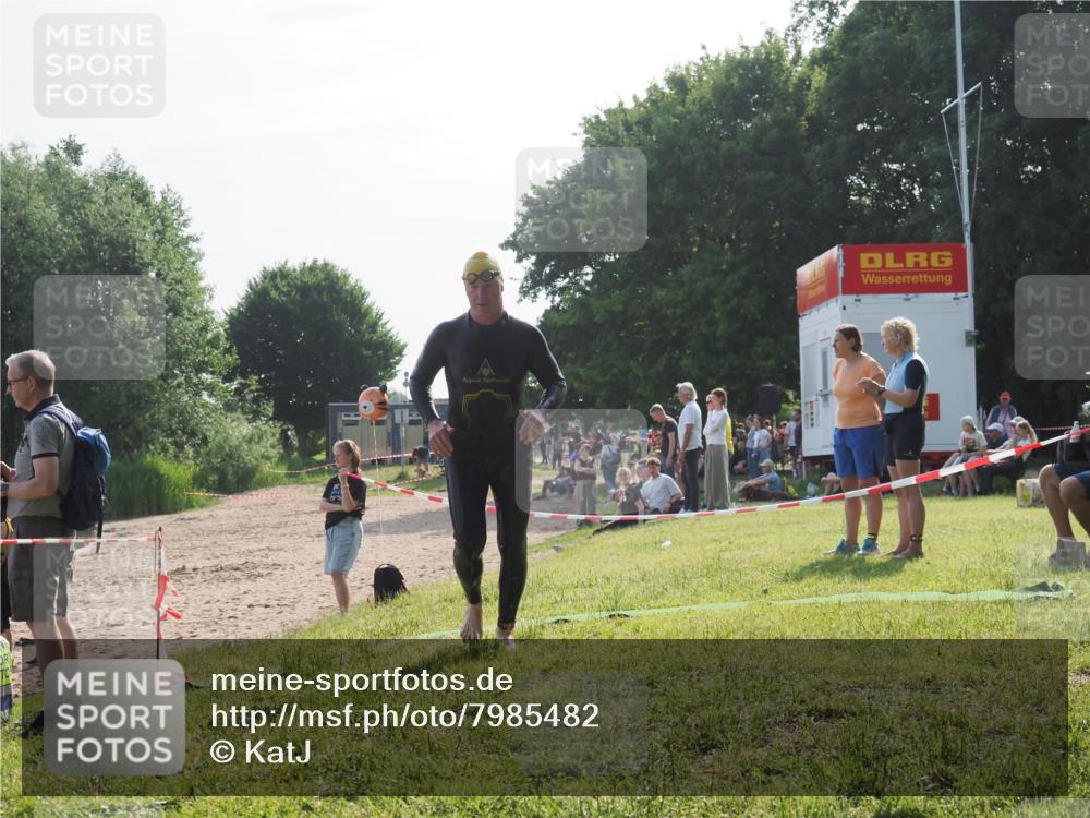 15.06.2025 - 27. Vierlanden-Triathlon KatJ http://msf.ph/oto/7985482 15.06.2025 08:59:04 Schwimmen 208, 235, 236 meine-sportfotos.de