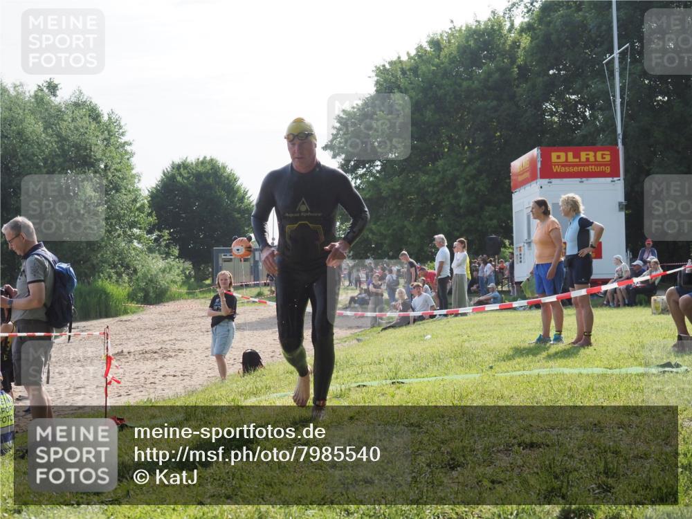 15.06.2025 - 27. Vierlanden-Triathlon KatJ http://msf.ph/oto/7985540 15.06.2025 08:59:04 Schwimmen 208, 235, 236 meine-sportfotos.de