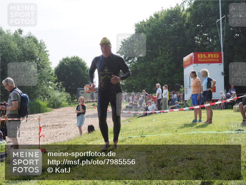15.06.2025 - 27. Vierlanden-Triathlon KatJ http://msf.ph/oto/7985556 15.06.2025 08:59:05 Schwimmen 208, 227, 235 meine-sportfotos.de
