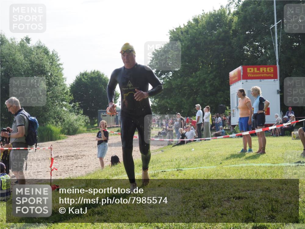 15.06.2025 - 27. Vierlanden-Triathlon KatJ http://msf.ph/oto/7985574 15.06.2025 08:59:05 Schwimmen 208, 227, 235 meine-sportfotos.de