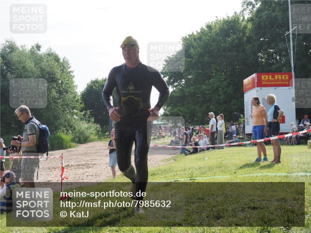 15.06.2025 - 27. Vierlanden-Triathlon KatJ http://msf.ph/oto/7985632 15.06.2025 08:59:05 Schwimmen 208, 227, 235 meine-sportfotos.de