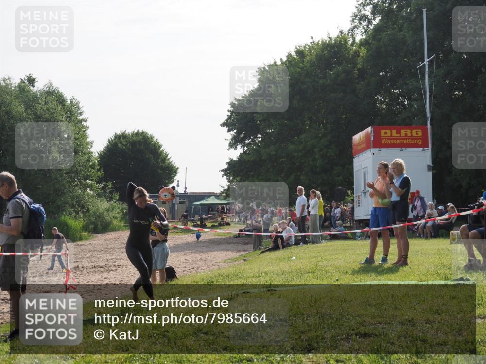 15.06.2025 - 27. Vierlanden-Triathlon KatJ http://msf.ph/oto/7985664 15.06.2025 08:59:11 Schwimmen 227, 235 meine-sportfotos.de