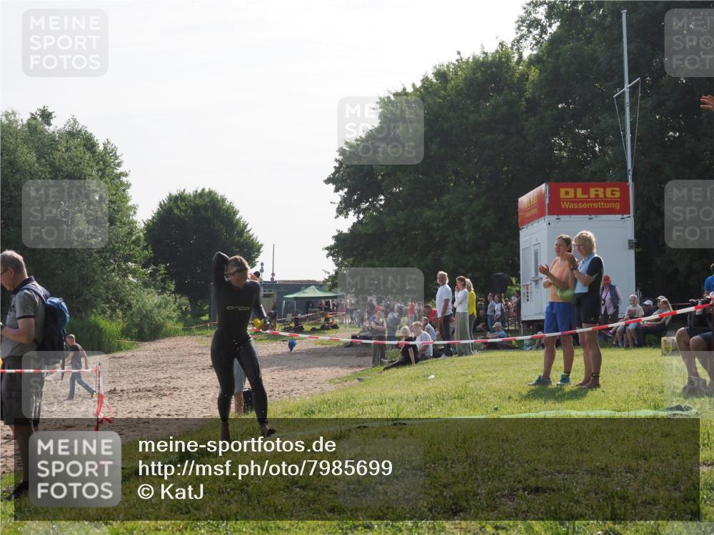 15.06.2025 - 27. Vierlanden-Triathlon KatJ http://msf.ph/oto/7985699 15.06.2025 08:59:11 Schwimmen 227, 235 meine-sportfotos.de