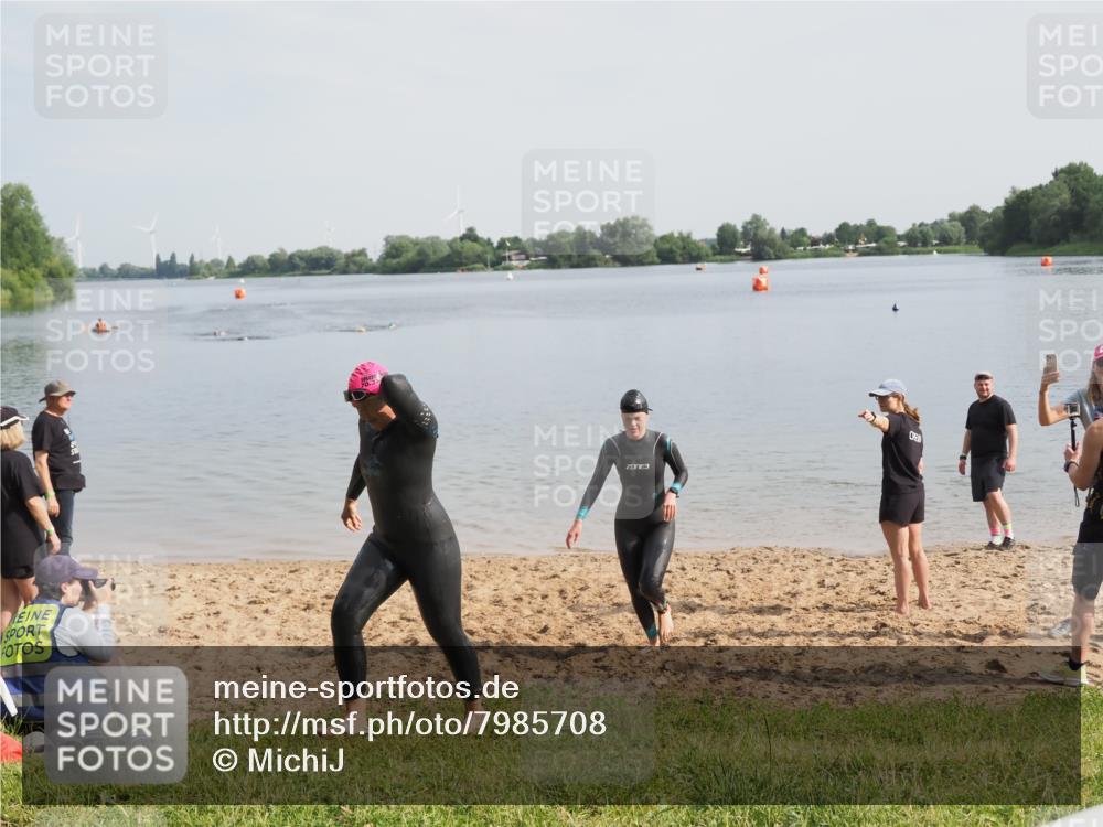 21.06.2025 - 27. Vierlanden-Triathlon MichiJ http://msf.ph/oto/7985708 15.06.2026 09:10:25 Schwimmen 213, 218, 250 meine-sportfotos.de