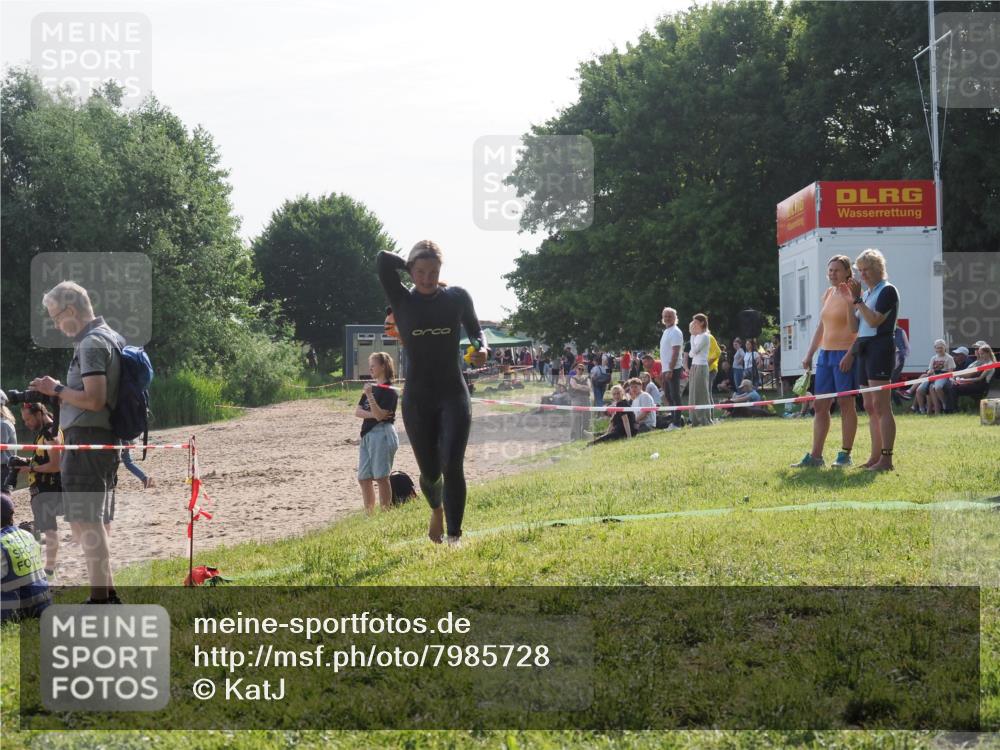 15.06.2025 - 27. Vierlanden-Triathlon KatJ http://msf.ph/oto/7985728 15.06.2025 08:59:12 Schwimmen 227, 235 meine-sportfotos.de