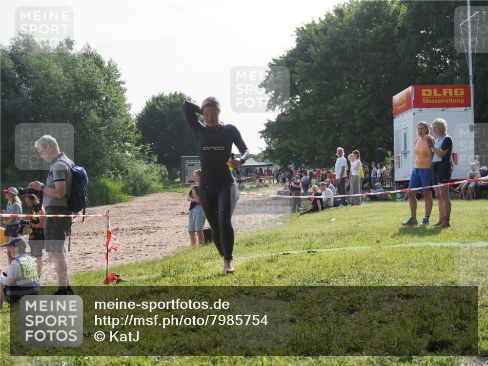 15.06.2025 - 27. Vierlanden-Triathlon KatJ http://msf.ph/oto/7985754 15.06.2025 08:59:13 Schwimmen 227, 235 meine-sportfotos.de