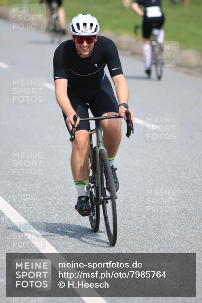15.06.2025 - 27. Vierlanden-Triathlon H.Heesch http://msf.ph/oto/7985764 15.06.2025 11:32:31 Radfahren 677, 716 meine-sportfotos.de
