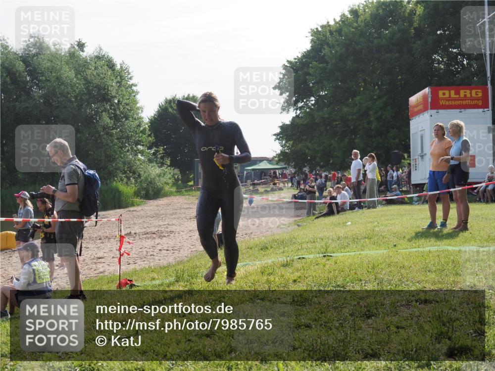 15.06.2025 - 27. Vierlanden-Triathlon KatJ http://msf.ph/oto/7985765 15.06.2025 08:59:13 Schwimmen 227, 235 meine-sportfotos.de