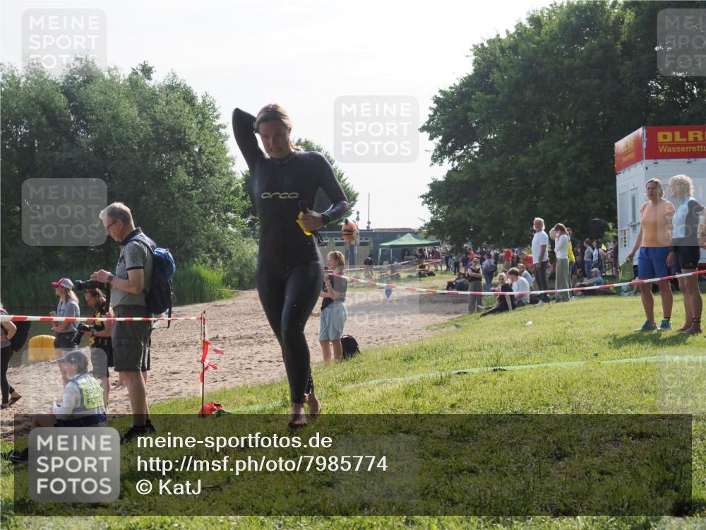 15.06.2025 - 27. Vierlanden-Triathlon KatJ http://msf.ph/oto/7985774 15.06.2025 08:59:13 Schwimmen 227, 235 meine-sportfotos.de