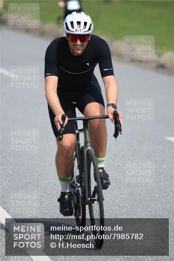 15.06.2025 - 27. Vierlanden-Triathlon H.Heesch http://msf.ph/oto/7985782 15.06.2025 11:32:31 Radfahren 677, 716 meine-sportfotos.de