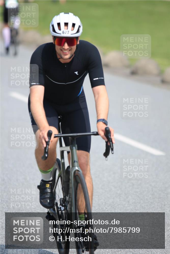 15.06.2025 - 27. Vierlanden-Triathlon H.Heesch http://msf.ph/oto/7985799 15.06.2025 11:32:31 Radfahren 677, 716 meine-sportfotos.de