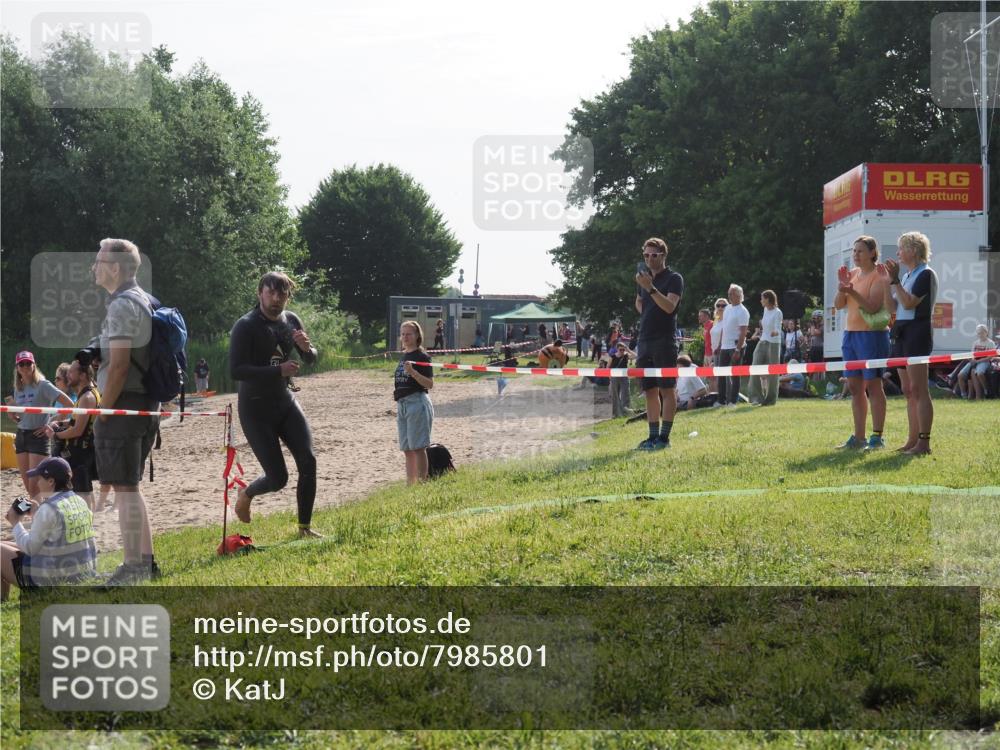 15.06.2025 - 27. Vierlanden-Triathlon KatJ http://msf.ph/oto/7985801 15.06.2025 08:59:57 Schwimmen 241 meine-sportfotos.de